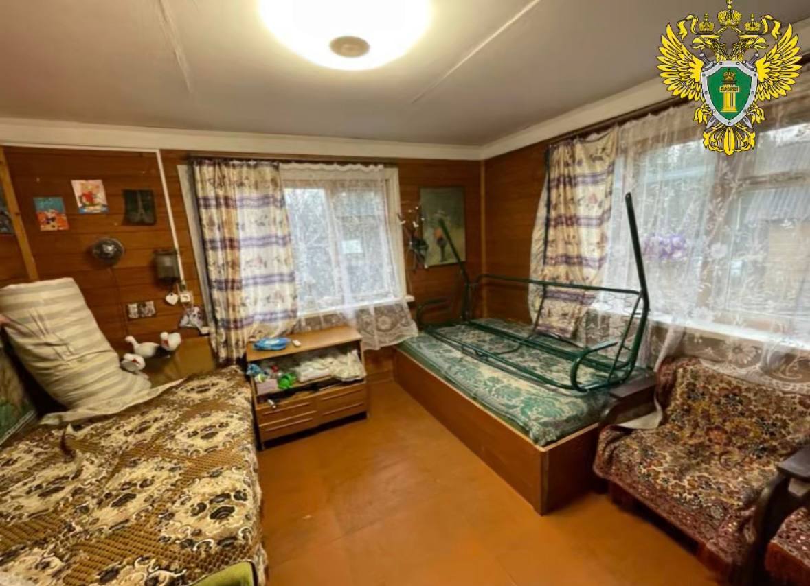 Прокуратурой Няндомского района в суд направлено уголовное дело об истязании несовершеннолетней Прокурором Няндомского района утверждено обвинительное заключение по уголовному делу в отношении 47 летней жительницы обвиняемой по п г ч 2 ст 117 УК РФ истязание Органами предварительного расследования установлено что ненадлежащее исполнение обвиняемой обязанностей по воспитанию несовершеннолетней дочери ее сожителя было сопряжено с жестоким обращением Женщина в период с 07 11 2023 по 15 11 2024 находясь в г Няндома и пос Лещево Няндомского района Архангельской области применяя незаконные методы и формы воспитания потерпевшей причиняла ей физические и психические страдания путем систематического нанесения побоев а также лишала ее сна не давая спать в ночное время суток В интересах несовершеннолетней потерпевшей прокурором заявлен иск на сумму 100 тыс рублей о возмещении морального вреда причиненного преступлением Уголовное дело направлено в Няндомский районный суд для рассмотрения по существу