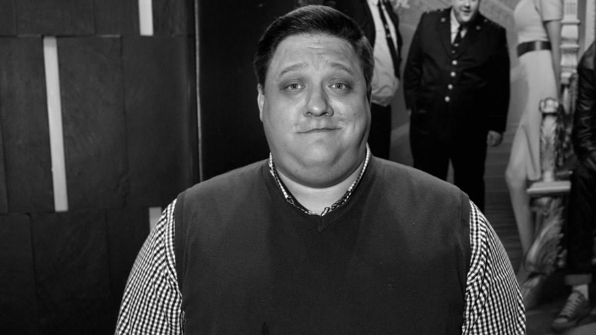 Умер актер Роман Попов известный по роли Мухича в сериале Полицейский с Рублёвки Артист долгое время боролся с тяжелым заболеванием Ему было 40 лет     Подписаться на Вечернюю Москву ВМ в MAX