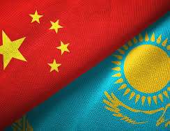 Казахстан и Китай пытаются ускорить прохождение грузов через границу Казахстанские железные дороги и Китайские железные дороги договорились о размещении сменных работников приграничных станций на территории друг друга передают КТЖ грузовые перевозки Речь идет о ж д станциях Достык и Алтынколь с казахской стороны а также Алашанькоу и Хоргос с китайской Заезд сменных работников запланирован на декабрь 2025 года Ожидается что это позволит снять существующие ограничения ускорить процесс прохождения административных процедур и обработку документов на перевозку грузов