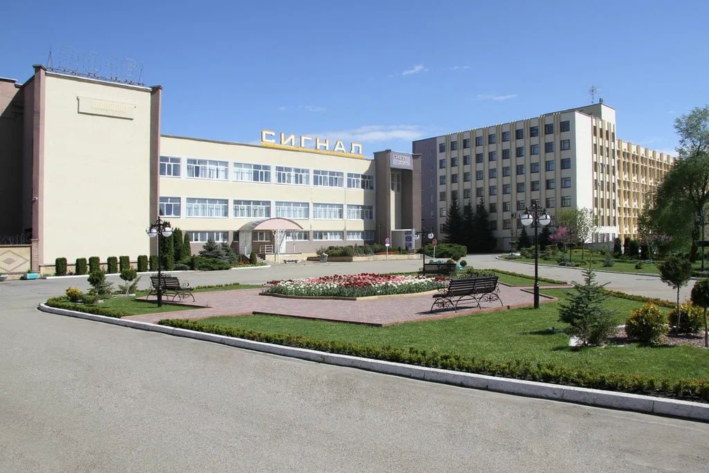 «Ростех» построит на Ставрополье промышленный технопарк на базе радиозавода «Сигнал». Площадь будущего технопарка составит более 15 тыс. кв. м. Начать строительство планируется в 2025 году, запустить работу площадки — в 2028 году. Инвестиции в проект оцениваются в 1,6 млрд руб. Предполагается, что реализация проекта будет вестись с учетом софинансирования из федерального бюджета.