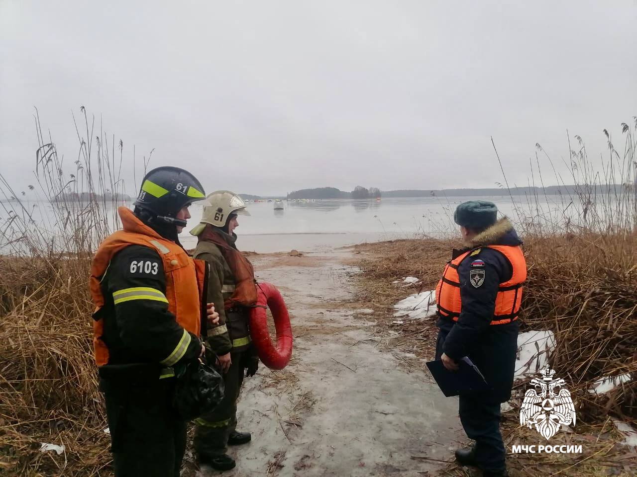 Рабаки провалились под лед    Сегодня на Вышневолоцком водохранилище два рыбака двигались на мотобуксировщике по тонкому льду, в результате чего лед не выдержал нагрузки и мужчины вместе с техникой провалились под лед.     Рыбаки смогли самостоятельно выбраться на поверхность, очевидцы вызвали на место МЧС России.     Мужчины не пострадали, на судне на воздушной подушке горе-рыбаков доставили на берег.      На происшествие реагировали пожарно-спасательные части 6  1  , 9  , а также сотрудники ГИМС МЧС России.      МЧС Тверской области призывает:  не выходи и не выезжай на лед!  не игнорируй запрещающие знаки!  будь осторожен вблизи водоемов!    Безопасность начинается с тебя!