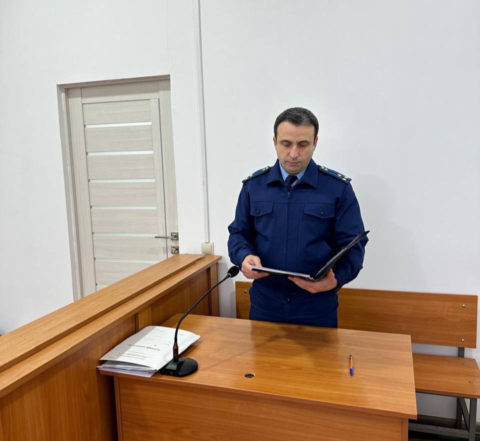 По иску прокуратуры Хасавюрта незаконно отчужденный земельный участок возвращен в муниципальную собственность Прокуратурой города Хасавюрт проведена проверка исполнения земельного законодательства Установлено что жительница Республики Дагестан путем использования заведомо подложного документа выписки из распоряжения главы администрации г Хасавюрта без соблюдения соответствующей процедуры выкупа земельных участков незаконно оформила в собственность земельный участок площадью 396 кв м расположенный в г Хасавюрте В последующем участок был передан в собственность третьему лицу В целях устранения выявленных нарушений прокуратурой в Хасавюртовский городской суд направлено исковое заявление об изъятии указанного земельного участка из незаконного владения в пользу администрации муниципального образования город Хасавюрт Судом исковые требования прокуратуры удовлетворены в полном объеме Земельный участок возвращен в муниципальную собственность Материалы по факту использования подложного документа направлены в ОМВД России по г Хасавюрту для проведения процессуальной проверки