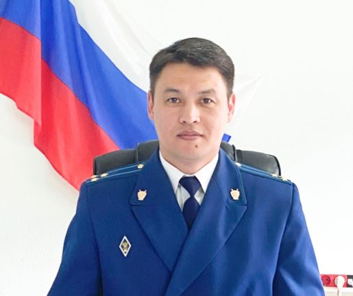 В Челябинской области задержан прокурор Аргаяшского района Уруспаев. Решением суда он взят под стражу на два месяца. Уголовное дело возбуждено по части 4 статьи 159 УК РФ мошенничество в особо крупном размере . По версии следствия, Курмангазы Уруспаев обещал решить вопрос об условном наказании экс-руководителю строительной фирмы, совершившему хищение федеральных средств при исполнении гособоронзаказа. На пост прокурора района Уруспаев был назначен в августе 2022 года. До этого он 10 лет занимал должность Катав-Ивановского городского прокурора. Главный политический канал Урала