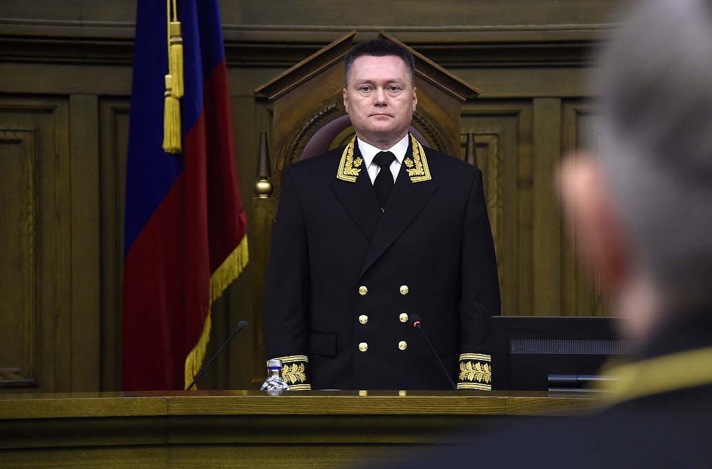 Новый председатель Верховного суда России Игорь Краснов в своем первом интервью ТАСС и Российской газете после назначения заявил о необходимости ускоренного внедрения искусственного интеллекта ИИ в работу судов Он уже дал поручение подведомственным учреждениям Краснов отметил что технологии искусственного интеллекта будут применяться для анализа судебной практики выявления противоречий и недостатков в правовом регулировании При этом он подчеркнул что ИИ не заменит человеческий фактор в принятии судебных решений Решение особенно касающееся людских судеб всегда должно оставаться за человеком Есть новости Присылай Главный по новостям