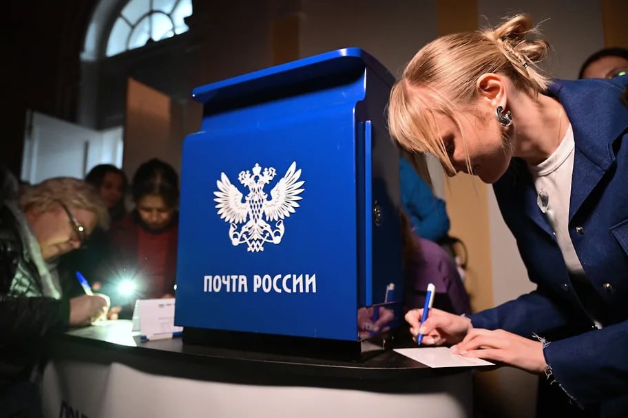 «Почта России» объединит ряд своих филиалов в Сибири.   О предстоящей реорганизации стало известно в ходе заседания парламентского комитета по государственному устройству, законодательству и местному самоуправлению.   Председатель комитета Илья Зайцев сообщил, что будут объединены филиалы «Почты России» Красноярского и Алтайского краев, Кемеровской и Иркутской областей, республик Алтай, Хакасия и Тыва. Центр филиала будет располагаться в Красноярске.   Алексей Смагин, Коммерсантъ   Подписывайтесь на «Ъ-Сибирь»