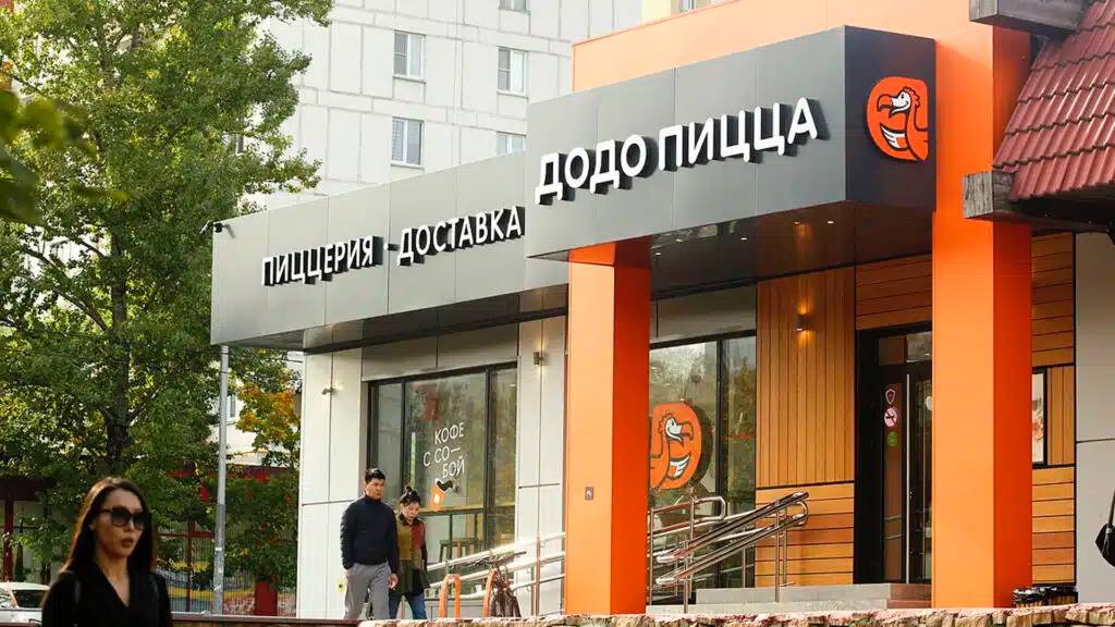 Dodo Pizza официально «переехала» в Казахстан Холдинг Dodo Brands владелец Dodo Pizza и кофеен Drinkit завершил редомициляцию — теперь компания зарегистрирована в Международном финансовом центре «Астана» и получила казахстанский БИН. Ранее компания была офшорной — на Британских Виргинских островах. Это уже третья крупная редомициляция в МФЦА — после Fix Price и металлургов Solidcore бывший Polymetal . Dodo Pizza основана в 2011 году Федором Овчинниковым в Сыктывкаре и выросла в международную франчайзинговую сеть. Сегодня бренд представлен в ряде стран, включая Казахстан. #Казахстан #Экономика