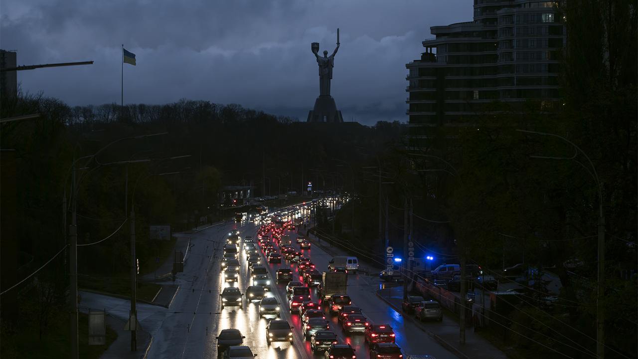 Ещё 200 тысяч украинцев сбежали из страны за лето из-за угрозы отключений света — украинские СМИ  Нацбанк Украины предупреждает о дефиците рабочей силы: за третий квартал страну покинули почти 200 тысяч человек. Ожидается, что отток населения будет расти, что негативно скажется на рынке труда.  По данным ООН, к середине октября число украинских мигрантов достигло почти 7 миллионов.