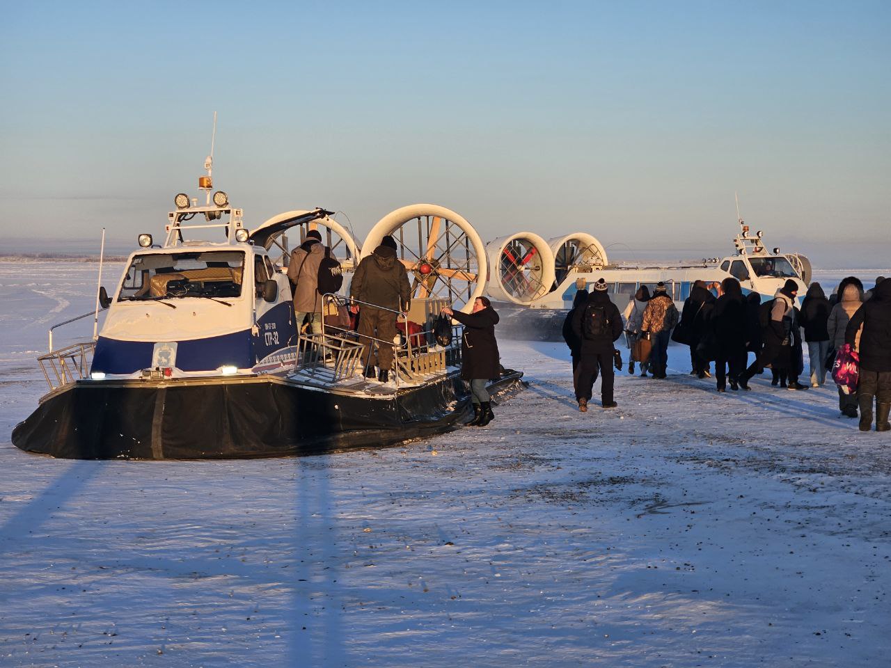 Пассажиров между Салехардом и Лабытнанги начали перевозить суда на воздушной подушке Об этом информирует Telegram бот Переправа ЛБТ СХД pereprava89 bot Транспорт курсирует с 6 45 до 23 00 по местному времени Александр Ребеко ГТРК Ямал Вести Ямал l MAX l ТГ l ВК l САЙТ