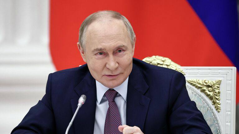 Путин анонсировал сохранение льготной ипотеки и поддержку ИЖС Глава государства проводит в четверг первое заседание Совета при президенте РФ по реализации государственной демографической и семейной политики Планируется сохранить семейную ипотеку под 6 и программу под 2 в регионах с особыми демографическими задачами Валентина Матвиенко предложила еще больше стимулировать многодетность дифференцировав ставку по семейной ипотеке чем больше детей тем ниже процент Новым драйвером жилищного строительства становится индивидуальное жилищное строительство сейчас частники строят 60 нового жилья опережая крупных застройщиков Президент пообещал и дальше поддерживать этот тренд благодаря льготной ипотеке на строительство своего дома Однако как подчеркнул Путин для комфортной жизни за городом одной ипотеки недостаточно В лесу жить некоторые любят и хотят но не все И поэтому здесь кроме наличия леса здесь нужна инфраструктура отметил президент kvadratnymaster Фото РИА