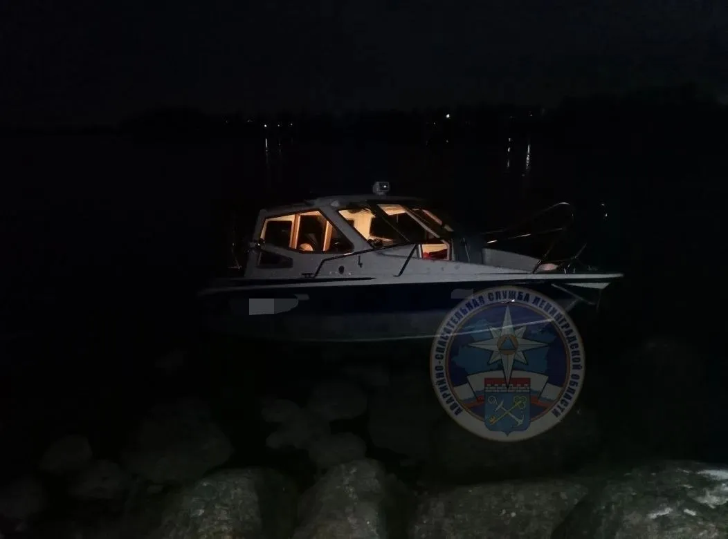 Спасатели оказали помощь в Отрадном Сегодня ночью на реке Нева судоводитель катера не справился с управлением и совершил удар о берег В результате происшествия пострадали два человека Спасатели поисково спасательного отряда г Шлиссельбург доставили пострадавших женщин на берег и передали сотрудникам скорой помощи