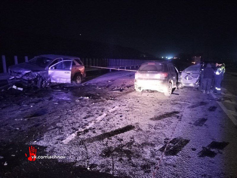 Возле Коркино пьяный водитель устроил массовое ДТП с тремя пострадавшими  Авария произошла около 4 утра рядом с придорожным кафе. Где мужчина, видимо, и накатил. Подвыпивший, он выехал с парковки и повернул налево там, где можно было ехать только направо.   Пьяный водитель оказался на встречке и столкнулся сразу с двумя машинами. Ранеными оказались три человека, сообщают в Упрдор “Южный Урал”.  Но и это не все. Дорога в сторону Троицка оказалась перекрытой. Движение транспорта оставалось парализованным почти 2 с половиной часа.