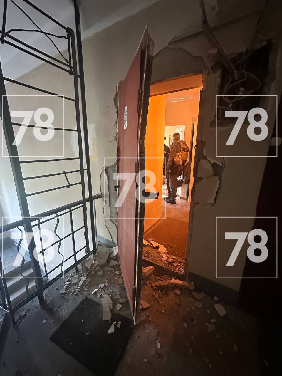 Леворадикалов обвинили в призывах к террористической деятельности Силовики проводят обыски у членов петербургской группы «Рабочая власть», среди которых студенты СПбГУ, Европейского университета и других вузов. По версии следствия, один из студентов на собраниях группы «призывал к убийствам для привлечения внимания к деятельности группы», а также планировал проведение акций прямого действия. Известно, что во время обыска бойцы СОБР ломали дверь. Изъяты агитационные материалы группы. Как минимум против одного из студентов возбуждено уголовное дело по статье 205 УК РФ публичные призывы к терроризму . Ему грозит до семи лет лишения свободы. Фото: Mash на Мойке IALECTIC