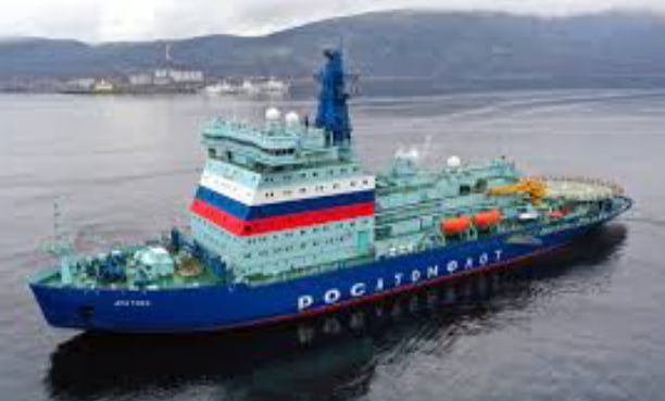 В России в ближайшее пять лет построят четыре атомных ледокола В России в ближайшие пять лет будут построены 4 атомных ледокола 6 морских терминалов 42 судна аварийно спасательного флота Об этом сообщил глава Минвостокразвития Алексей Чекунков В следующие 5 лет будут построены еще 4 атомных ледокола 6 морских терминалов 42 судна аварийно спасательного флота 3 аварийно спасательных центра запущено 7 спутников Министр отметил что правительство России утвердило долгосрочный план развития Северного морского пути рассчитанный до 2035 года Согласно этому плану уже созданы 4 атомных ледокола и 2 спасательных судна Кроме того модернизированы 2 гидрографических судна запущены 3 спутника для мониторинга погоды и радиолокационного контроля В эксплуатацию введен терминал Утренний а в Мурманске завершено строительство морского комплекса для перевалки сжиженного природного газа