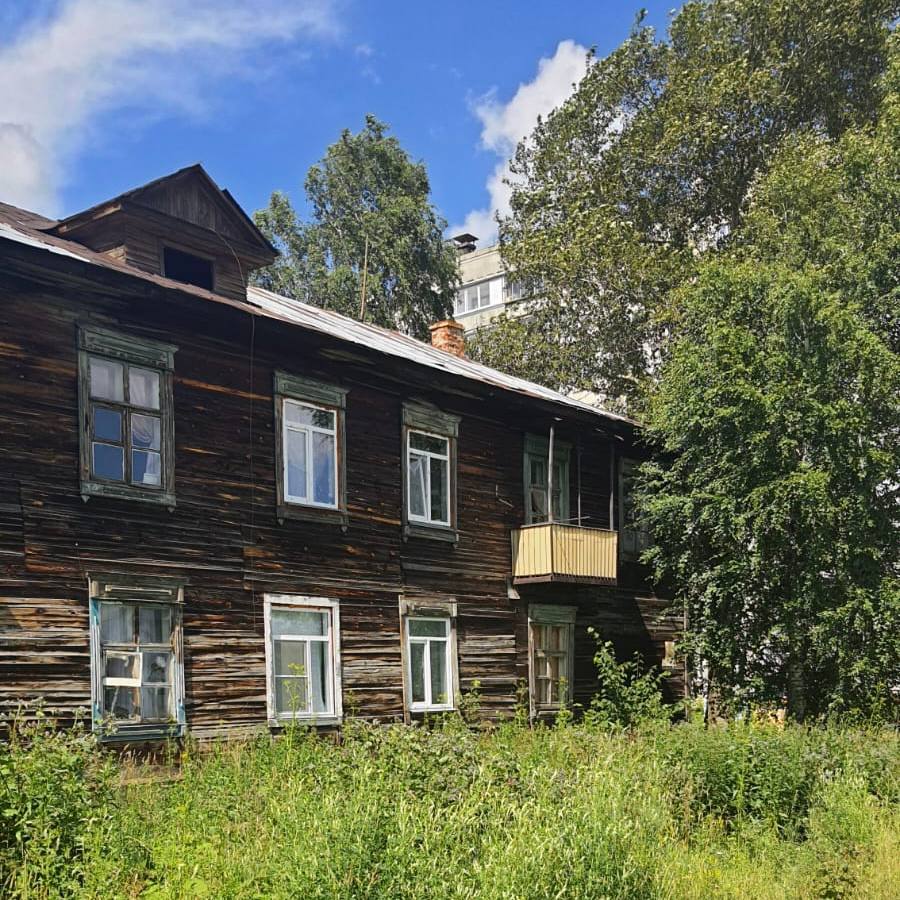 Прокуратура г. Златоуста организовала проверку по публикации об обрушении потолка в доме многодетной семьи Прокуратура г. Златоуста с выездом на место организовала проверку по публикации «Народного фронта» об обрушении потолка в квартире многоквартирного дома. Установлено, что двухэтажный многоквартирный дом № 2 по ул. Северной находится в управлении ООО «УКИКО», включен в областную адресную программу по переселению граждан из аварийного жилищного фонда. На место выехала заместитель прокурора города с целью установления обстоятельств произошедшего. Проверка показала, что в апреле текущего года в одной из квартир произошло частичное обрушение потолка, в квартире никто не проживает. В настоящее время в доме проживает 8 человек, которым администрацией города предложено переселение в помещения маневренного фонда. По результатам проверки будет оценка исполнению жилищного законодательства. При наличии оснований будут приняты меры прокурорского реагирования. Восстановление нарушенных прав жильцов находится на контроле прокуратуры города.
