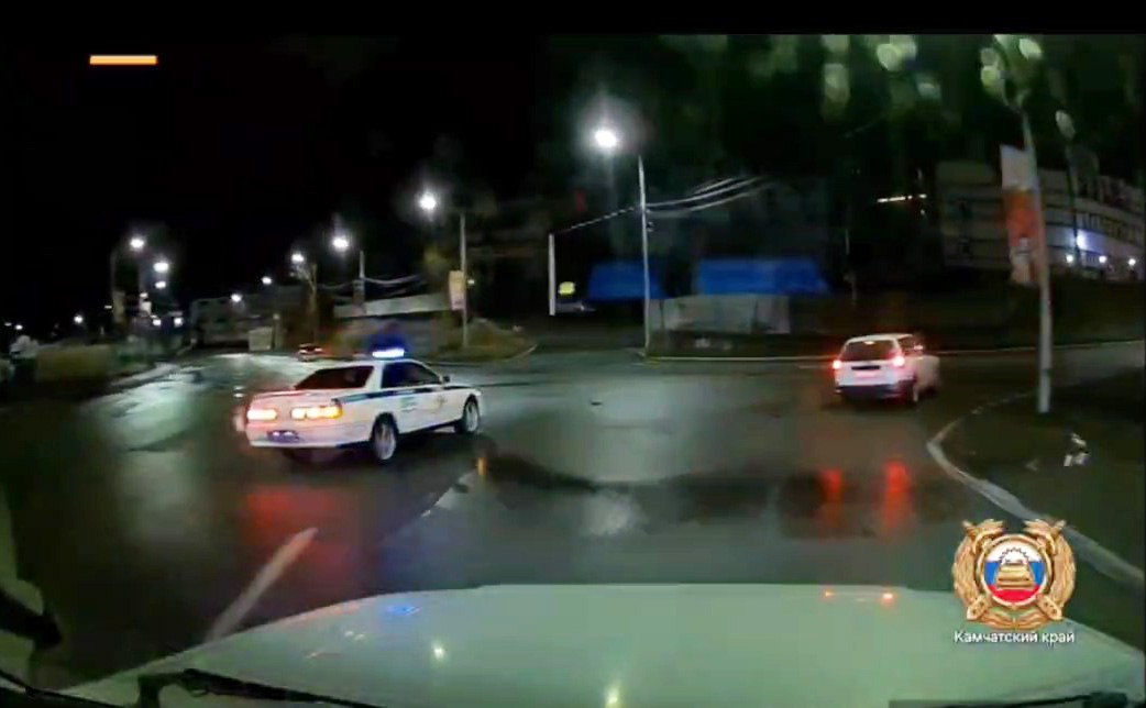В Петропавловске нарядам ДПС пришлось гоняться за «Ниссаном» видео Когда догнали, водитель закрылся в машине, поэтому полицейский разбил стекло В краевом управлении Госавтоинспекции рассказали, как сегодня ночью преследовали «Ниссан-Ад» в Петропавловске-Камчатском, передает ИА «Камчатское время». Подробности по ссылке: