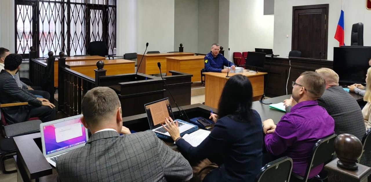 В Омске прокурор огласил обвинительное заключение по уголовному делу в отношении 6 граждан за совершение тяжких преступлений Сегодня в Омском областном суде прошло первое судебное заседание по уголовному делу в отношении 6 местных жителей возрастом от 21 до 27 лет Они обвиняются по п а ч 4 ст 162 разбой п а ч 3 ст 163 вымогательство п а ч 3 ст 126 похищение человека Прокурор огласил обвинительное заключение предложил порядок исследования доказательств По версии следствия указанные лица в составе организованной преступной группы с ноября 2022 г по ноябрь 2023 г под угрозой применения огнестрельного оружия и ножей совершали разбойные нападения на граждан занимающихся незаконным сбытом наркотических средств Некоторых потерпевших сообщники насильно увозили в лес где вымогали денежные средства Их действия пресечены правоохранителями после обращения в отдел полиции с заявлением о вымогательстве матери одного из несовершеннолетних потерпевших Таким образом обвиняемые причинили 25 потерпевшим в том числе 2 несовершеннолетним ущерб на общую сумму более 1 4 млн руб Санкция статей предусматривает наказание до 15 лет лишения свободы Следующее судебное заседание назначено на 14 ноября