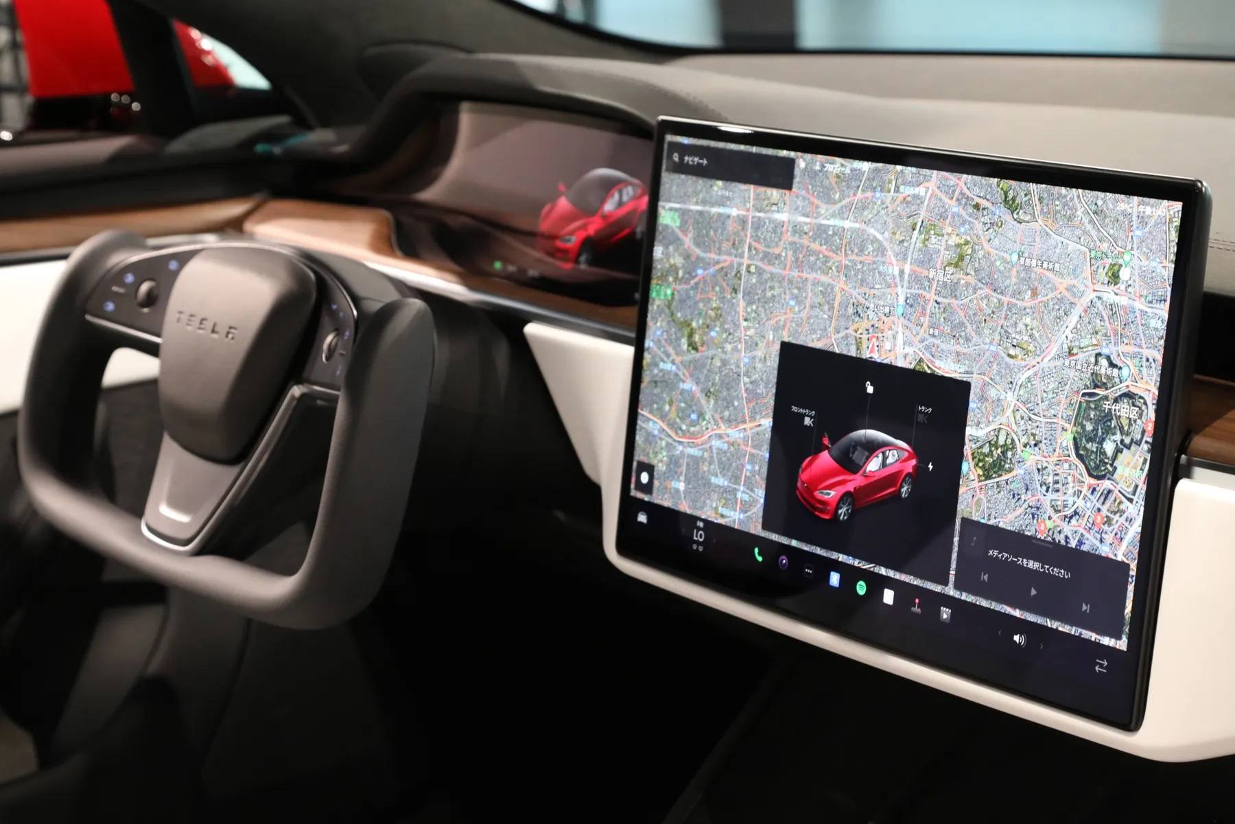 Зашевелились Tesla добавит CarPlay в свои автомобили в надежде спасти падающие продажи CarPlay будет работать в отдельном окне внутри операционной системы Tesla Водители смогут включить CarPlay подключив iPhone по USB или Bluetooth Tesla с момента появления CarPlay отказывалась добавлять эту функцию Однако многие водители считают её обязательной в автомобилях В 2025 году продажи Tesla сильно упали появление CarPlay может исправить ситуацию www iphones ru 1345444 новости iphonesru