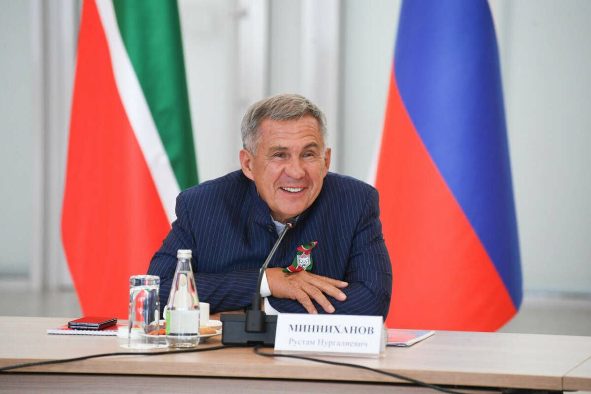 Рустам Минниханов подал документы в ЦИК РТ для регистрации кандидатом на выборы В ЦИК заявили, что пока это единственный выдвинутый кандидат, подавший документы. До 30 июля им нужно представить подписи в свою поддержку от не менее 384 депутатов.