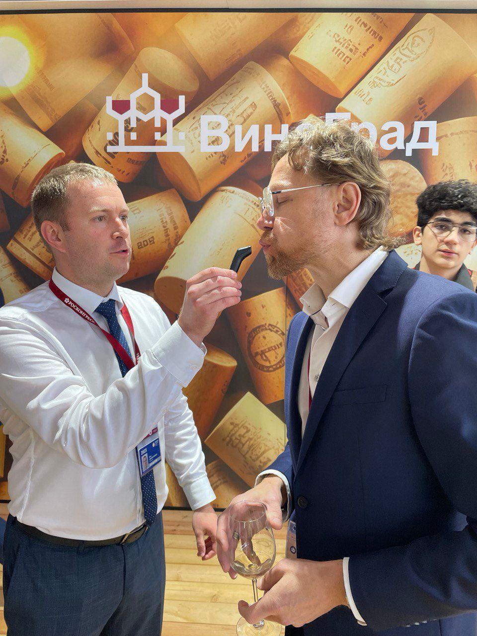 На ПМЭФ очередь на замеры… алкоголя в крови — алкотестеры показывают от 0,0 до 0,8‰ На фото попался Валерий Карпин, тренер сборной России по фотболу, на стенде CSC Pharma в зоне «ВиноГрад» — там же всех знакомят с чудо-таблетками, предотвращающими похмелье и снижающими нагрузку от алкоголя на организм — Метадоксил. Почитали про этот Метадоксил: одна таблетка до веселья, одна — перед сном, и пока вы спите, препарат нейтрализует алкоголь. На утро встаете без тяжёлых последствий, показывают исследования. Валера, верим! Мы пошли искать Метадоксил в аптеках