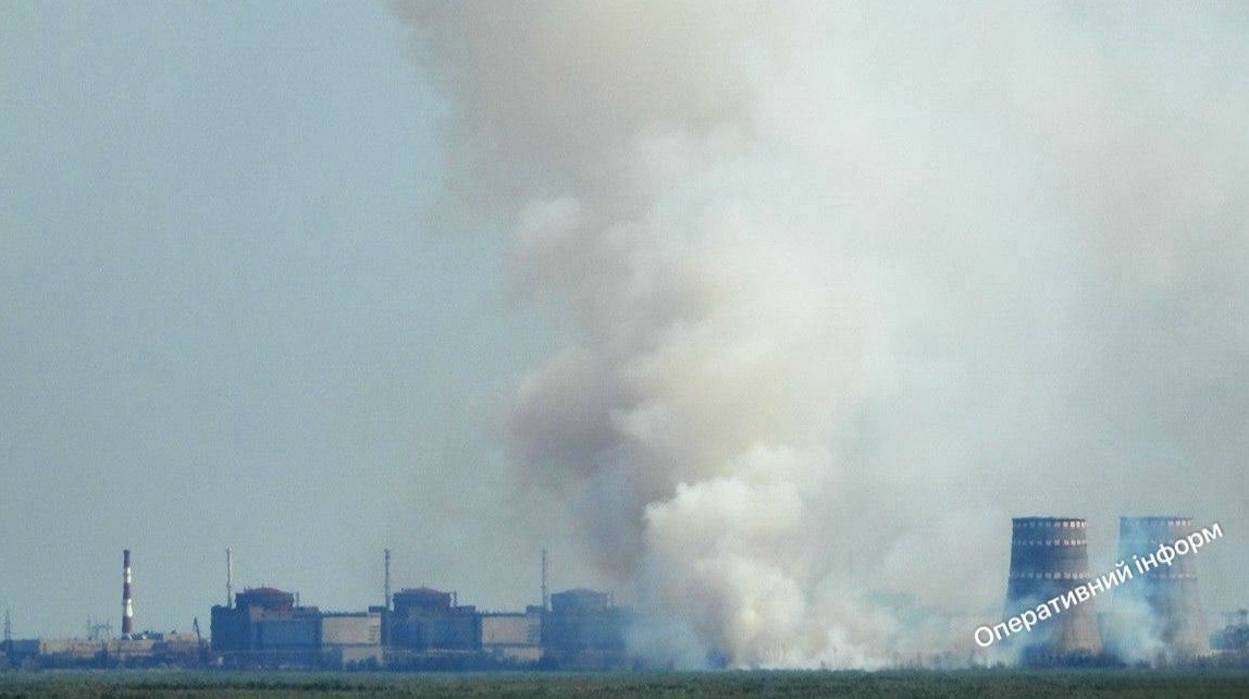 На Запорожской АЭС сильное задымление  На крупнейшей в Европе Запорожской АЭС произошло сильное задымление. Причины происшествия остаются неясными, передает ArbatMedia Снимки станции, окутанной дымом, распространяются в региональных телеграм-каналах.  Причины появления дыма остаются неизвестными. Российская сторона, осуществляющая контроль над объектом, пока не предоставила официальных комментариев по поводу происходящего.    Прислать новость