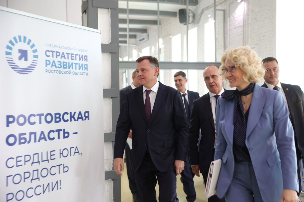 Технологическое лидерство стало основной темой финальной отраслевой стратегической сессии по обновлению Стратегии развития Ростовской области до 2030 года. Ее итоги подвели врио губернатора Юрий Слюсарь и вице-спикер Госдумы РФ Виктория Абрамченко.  Глава региона заявил, что конкретные достижения и собственные компетенции в ключевых отраслях экономики обеспечат путь к технологическому лидерству.   «У Ростовской области серьезный потенциал. Она тесно связана с импортозамещением, которому мы уделяем много внимания, отдаем много ресурсов. Для себя я так определяю, импортозамещение – это обеспечение нашей безопасности во всех сегментах, в текущем режиме и в среднесрочной перспективе. А технологическое лидерство – это такие стратегические горизонты, где мы можем понимать наши ключевые факторы успеха, сильные стороны, где у нас есть необходимые разработки, технологии, компетенции, которые могут обеспечить наше лидерство в тех сферах, которые будут определять облик экономики»,  — сказал врио губернатора.  Напомним, что стратегические сессии по обновлению Стратегии развития Ростовской области до 2030 года были инициированы главой региона Юрием Слюсарем в апреле этого года. За время встреч было выработано около тысячи инициатив. Обсуждение документа продлится до середины августа.       Подписаться   Прислать нам новость