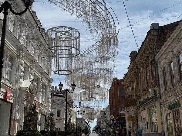 В Ростове демонтируют подвесную иллюминацию «Северное сияние» на Семашко Об этом сообщила глава Ленинского района Юлия Мищук. Причиной снятия стало неудовлетворительное состояние подвесной конструкции. Работы по демонтажу запланированы на август текущего года на участке от улицы Большой Садовой до улицы Социалистической. Подвесная иллюминация «Северное сияние» была еще установлена в 2016 году.