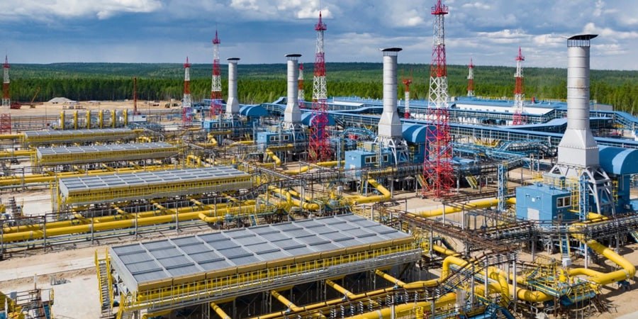 На магистральном газопроводе Сила Сибири 1 успешно завершены осенние плановые профилактические работы ППР сообщил Газпром ППР проводились с 18 по 26 сентября На текущий момент транспортировка газа приостановленная на время работ возобновлена Сроки проведения работ были согласованы с Китайской национальной нефтегазовой корпорацией CNPC В соответствии с договором купли продажи газа по восточному маршруту ППР на газопроводе проводится 2 раза в год весной и осенью Завершившийся ППР стал 12 м с момента запуска 1 й очереди Силы Сибири 1 от Чаяндинского месторождения до границы с КНР Источник фотографии Газпром подписаться голосовать все новости технологии журнал