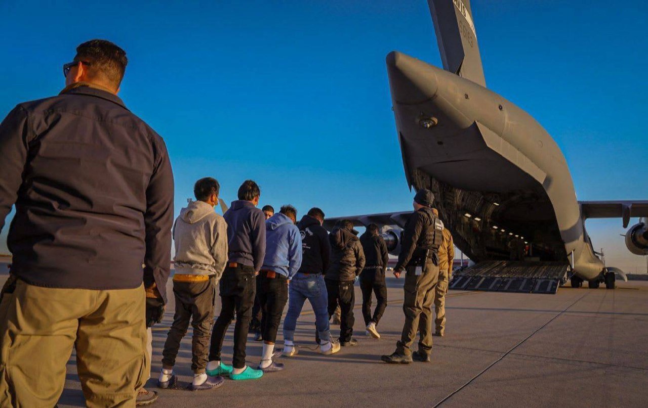 Deportation Airlines В США готовят отдельную авиакомпанию для вывоза мигрантов Администрация Трампа обсуждает создание специализированного авиаперевозчика который займётся исключительно депортационными рейсами Сейчас для этих целей арендуют 8 14 самолётов у частных компаний но этого не хватает в месяц удаётся вывезти лишь около 15 тыс человек Планируется что у новой авиакомпании будет 30 собственных самолётов что позволит довести показатель до 30 35 тыс депортаций ежемесячно Какие именно борта войдут во флот пока неизвестно Чартеры для вывоза мигрантов летают с пяти аэродромов в Техасе 2 Аризоне Луизиане и Флориде Основной подрядчик ультралоукостер Avelo Airlines Отдельный флот должен не только сократить расходы но и решить главную проблему нехватку доступных самолётов для массовых чартеров uletet 1