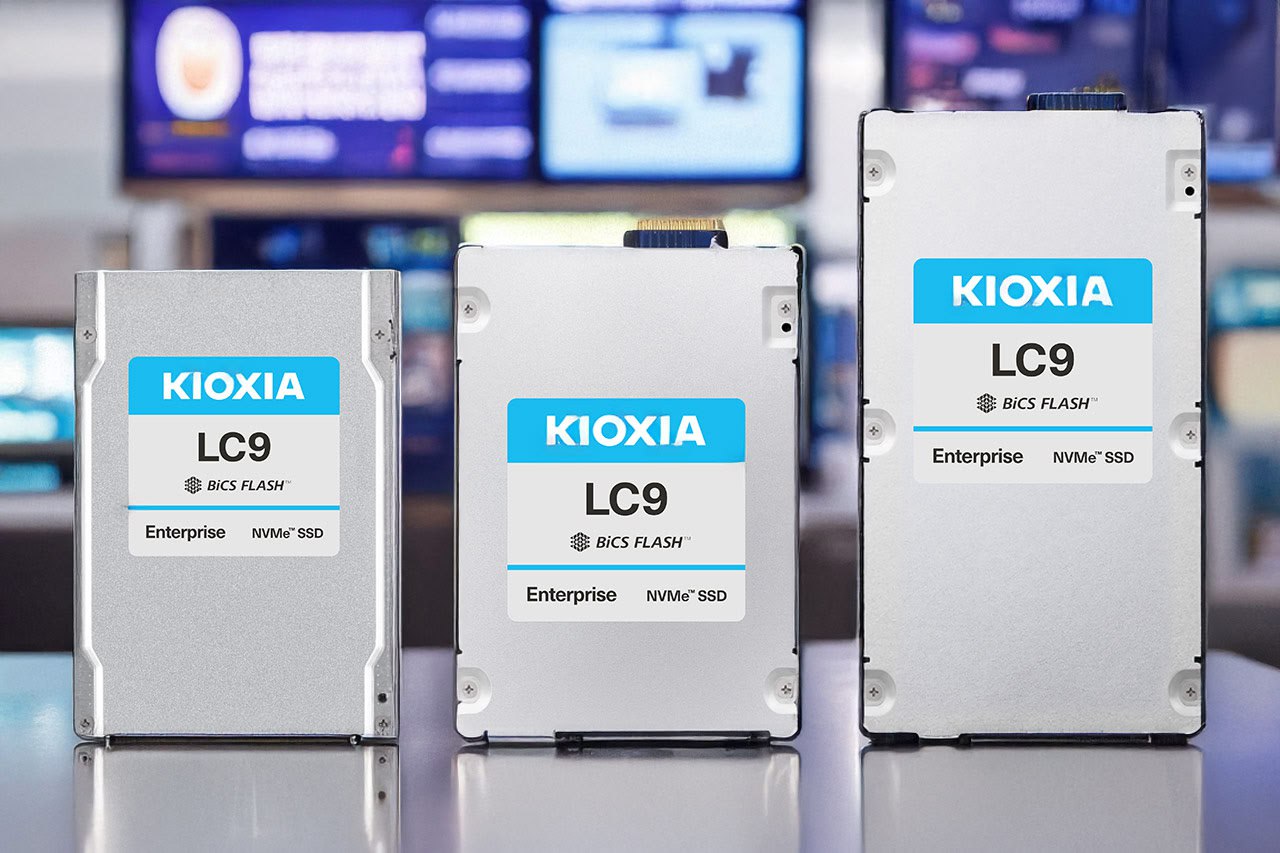 Компания Kioxia представила SSD на 245,76 ТБ в форм-факторе 2,5 дюйма — самое ёмкое хранилище в мире Модель получившая название LC9 предназначена для высокопроизводительных приложений, таких как искусственный интеллект и гипермасштабные нагрузки. Чтобы представить себе объём хранилища — этот SSD может без проблем хранить до 12,500 фильмов в формате 4K Устройство демонстрирует впечатляющие скорости: чтения до 12 ГБ/с и записи до 3 ГБ/с. SSD также имеет высокий показатель долговечности, включает функции управления ошибками и поддерживает шифрование AES-256 для надежности. Хотя цена устройства пока не раскрыта, оно ориентировано на крупные компании, а его презентация запланирована на август 2025 года на конференции Future of Memory and Storage. Новый вариант ёмкости и форм-фактора дополняет ранее анонсированную модель ёмкостью 122,88 ТБ ================ News Soft Gear Links