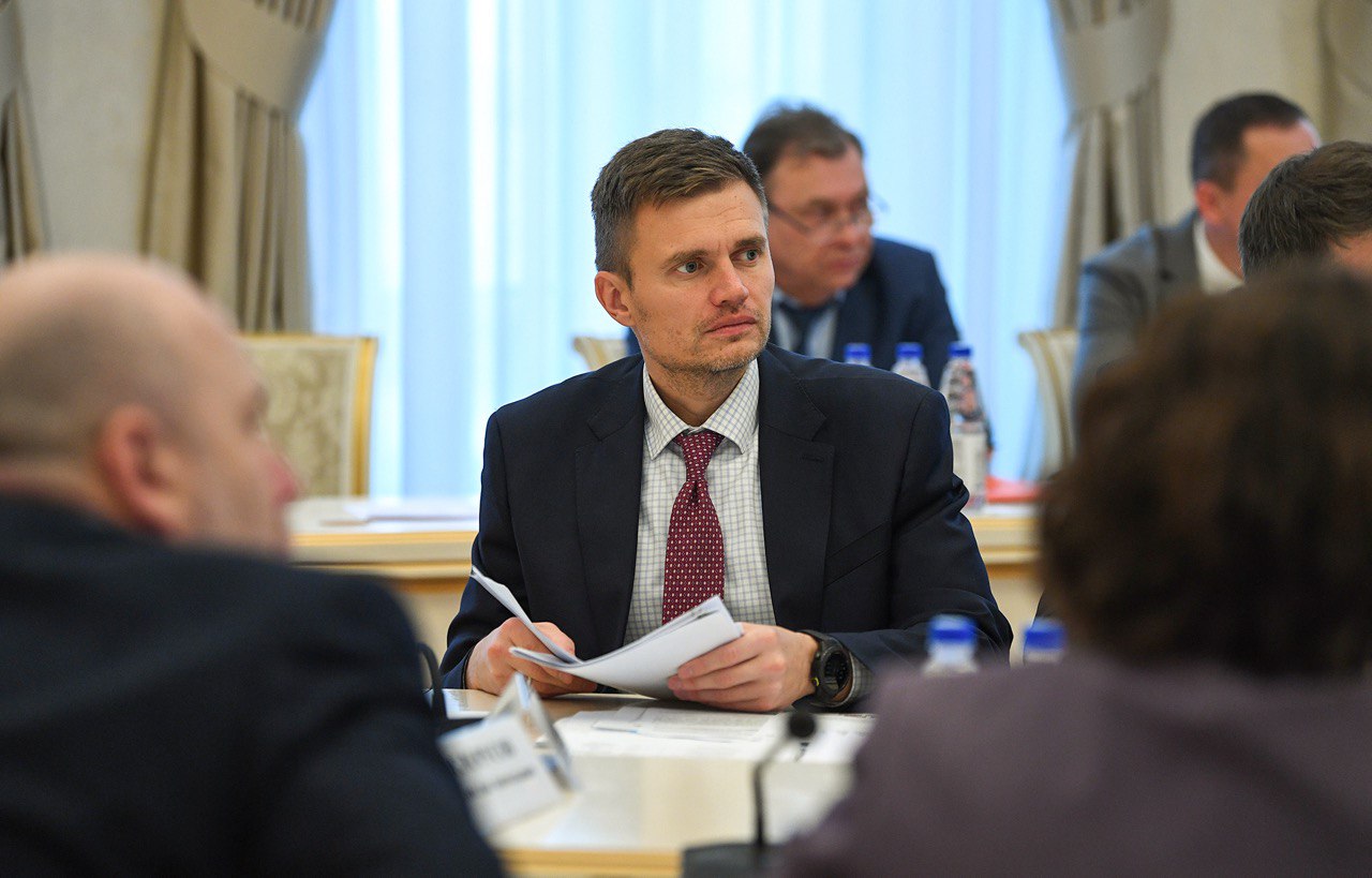 1 ноября на заседании Бюджетной комиссии Тверской области рассмотрен вопрос о создании инфраструктуры для реализации инвестиционного проекта и развития пищевого производства в Калининском округе В настоящее время на заводе работает 9 линий планируется запуск еще 2 х Объем производства в 2025 году составил 35 тыс тонн продукции Компания обеспечивает рабочими местами около 500 человек Ведется подготовка к строительству второй очереди предприятия по производству продуктов питания Запланирован ввод 16 производственных линий объем инвестиций порядка 7 млрд рублей будет создано еще 500 новых рабочих мест Правительство региона оказывает поддержку в обеспечении площадки инженерной инфраструктурой принято решение об увеличении мощности электроснабжения для дальнейшего развития производства Подписаться на Пул69 в МАХ