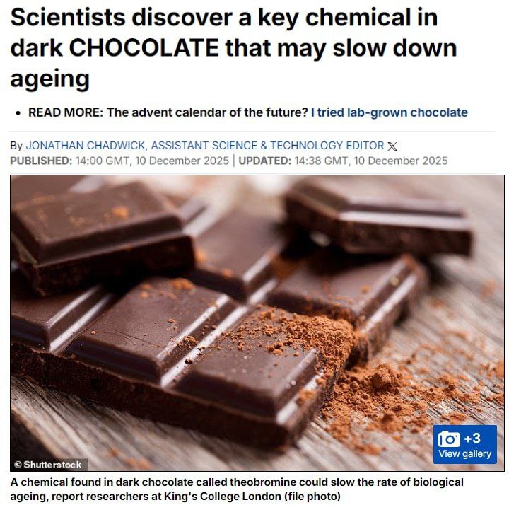 Исследования показывают что шоколад замедляет старение благодаря высокому содержанию теобромина У людей с повышенным уровнем этого вещества в крови наблюдаются более молодые клетки что подтверждается длиной теломер и показателями эпигенетики В результате организм с шоколадной химией стареет медленнее Шоколад способствует улучшению работы сердечно сосудистой системы циркуляции крови и может защитить мозг Наслаждайтесь вкусом и укрепляйте здоровье