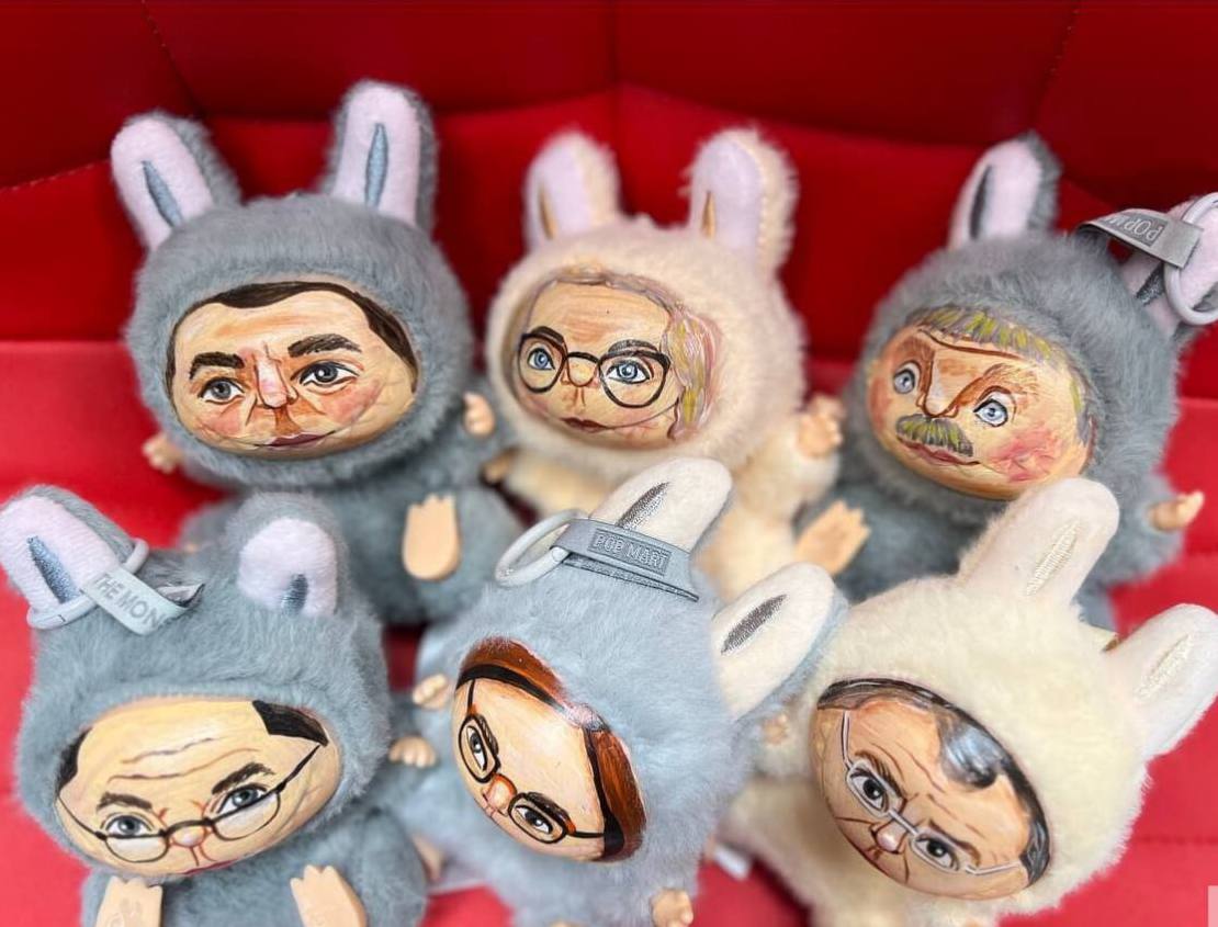 Игрушки Лабубу с лицами Набиуллиной, Голиковой, Медведева и Пескова представили на ПМЭФ Такие игрушки хотят запустить в продажу для россиян. Продавцы отметили, что такими «героями» можно воспитать детей быть стойкими, смелыми и сильными. Nevlastny TV