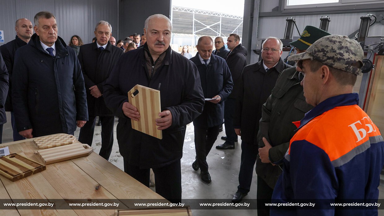 Президент поручил тиражировать в Беларуси небольшие производства по переработке древесины Один из таких новых цехов главе государства продемонстрировали в Лепельском районе во время посещения деревни Домжерицы Такие производства надо тиражировать И под это ты Юрий Назаров управляющий делами Президента Республики Беларусь Прим БЕЛТА должен получить ссуду под смешной процент Это и не жалко Потому что окупаемость высокая Главное реализация идет сказал глава государства Почему не делать Витебскую область надо натыкать такими производствами Здесь в том числе наладили производство деревянных изделий которые востребованы в быту Например разделочные доски Александр Лукашенко пообщался с мастерами подчеркнув что важно обеспечить преемственность и подготовку учеников Подписаться на канал