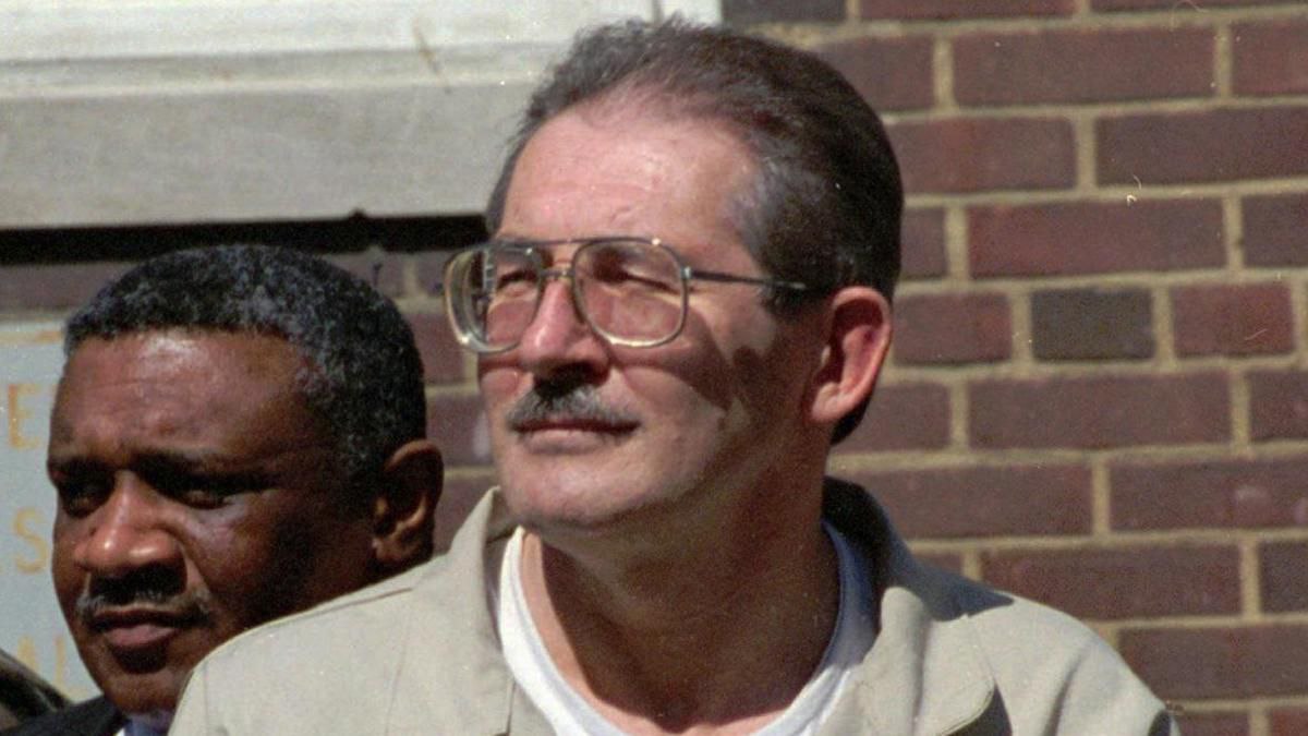 Олдрич Эймс бывший агент контрразведки ЦРУ умер в американской тюрьме где отбывал пожизненное заключение за шпионаж По данным Управления тюрем США его смерть наступила 5 января 2026 года он скончался в возрасте 84 лет Эймс передал советским властям большое количество строго секретных материалов В результате его действий несколько агентов ЦРУ были задержаны на территории СССР и России а также потерпели неудачу более ста разведывательных операций США