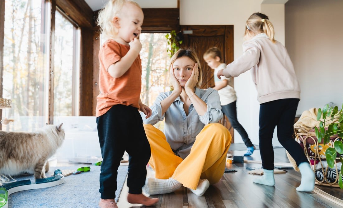 Многодетным матерям предложили оплачивать все три года декрета Но мера должна быть реализована после рождения третьего ребенка считает председатель комиссии Общественной палаты по демографии и защите семьи Сергей Рыбальченко А для женщин родивших второго ребенка он также предложил продлить оплачиваемый декрет до двух лет Это позволит мамам восстановиться после родов получить удовольствие от материнства и быть больше вовлеченными в воспитание первых детей считают в Общественной палате Сейчас отпуск по уходу предоставляется до достижения ребенком трех лет но оплачивается только до полутора Пособие составляет 40 от среднего заработка за предшествующие два года Ранее правительство утвердило постановление об учете в страховом стаже родителей всех периодов отпуска по уходу за ребенком fatcat18