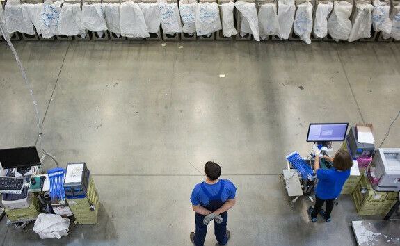 Россиянам в этом году приходится значительно дольше ждать посылок из за границы Задержки происходят ежегодно из за вала отправлений перед праздниками но в этом году на них также повлияло ужесточение таможенных проверок Компании объясняют задержки кратным предновогодним увеличением числа отправлений ужесточением пограничного и таможенного контроля и сложными погодными условиями в отдельных регионах