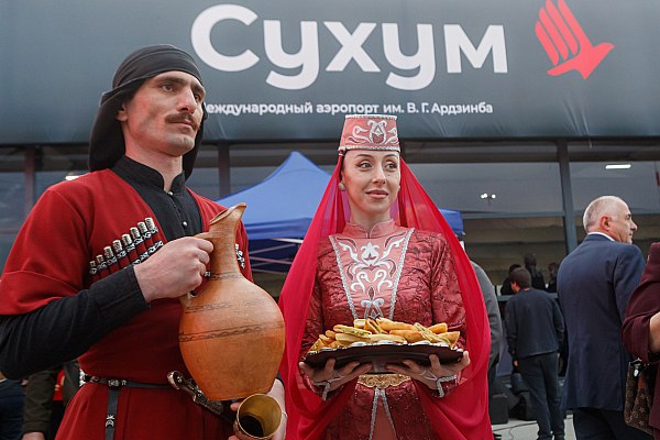 Прямые авиарейсы из Санкт-Петербурга в Абхазию запустят с 14 августа Прямые авиарейсы из Санкт-Петербурга в Абхазию запустят с четверга, 14 августа. Продажу туров с такими перелетами открыли туроператоры. Ранее долететь до Сухума из Северной столицы можно было только с пересадками. Об этом пишет "Деловой Петербург". Согласно данным сервиса планирования путешествий, первые прямые рейсы на Airbus A330 авиакомпании iFly запланированы на 14 и 20 августа. Затем они также продолжатся. Стоимость перелета составит около 20 тыс. и 30 тыс. рублей соответственно. aviaru.net/n286285