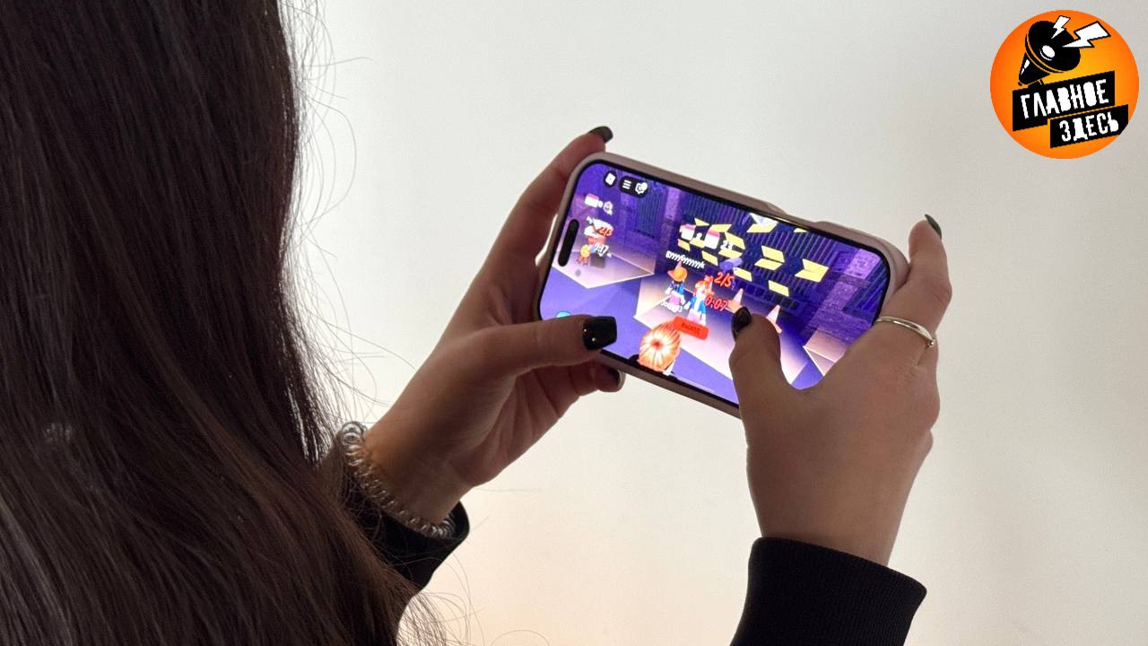 Симулятор убийства Чарли Кирка нашли в Roblox Прокуратура США инициировала проверку популярной игровой платформы Roblox после обнаружения симулятора убийства известного американского политактивиста Чарли Кирка сообщает издание The Washington Times Игра позволяла детям старше пяти лет наблюдать анимацию вымышленного преступления в ходе которого персонаж напоминающий убитого активиста подвергался нападению при общении со студентами После обращения общественности администрация Roblox удалила игру вместе с сотней аналогичных проектов Генеральный прокурор штата Оклахома Гентнер Драммонд заявил о начале расследования относительно возможных судебных претензий к платформе По мнению прокурора Roblox допускает чрезмерную свободу контента который может представлять угрозу для несовершеннолетних пользователей Главное здесь Подписывайтесь