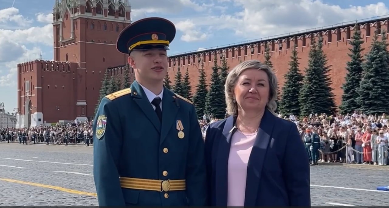  Династия спасателей: выпускник Академии МЧС из Тулы получил офицерские погоны На Красной площади 28 июня прошла торжественная церемония выпуска офицеров МЧС России. В числе 739 выпускников, получивших дипломы из рук руководства ведомства, оказался и наш туляк Кирилл Меджидов. Молодой человек окончил Академию Государственной противопожарной службы с красным дипломом по направлению «Пожарная и техносферная безопасность» и получил офицерское звание лейтенанта внутренней службы. Кирилл — представитель династии спасателей. Его мама, Галина Меджидова, трудится диспетчером в ЦППС 4 пожарно-спасательного отряда ГУ МЧС по Тульской области, брат служит начальником караула в специализированной пожарной части Тулы, а отец посвятил жизнь работе спасателем. За годы обучения в академии Кирилл проявил себя не только как прилежный курсант, но и как спортсмен и активист. По словам выпускника, после выпуска он планирует остаться в регионе и продолжит службу в Главном управлении МЧС России по Тульской области.