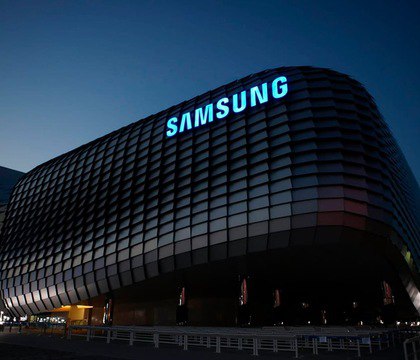 Глава Samsung призвал топ-менеджмент спасти компанию от кризиса  На вчерашнем совещании глава Samsung Electronics Ли Чжэ Ен  Lee Jae-yong  сообщил, что южнокорейский технологический гигант столкнулся с серьезными вызовами, и призвал руководство работать по принципу do-or-die  «сделай или умри» . Видеообращение директора было разослано двум тысячам ключевым менеджерам.  Читать далее