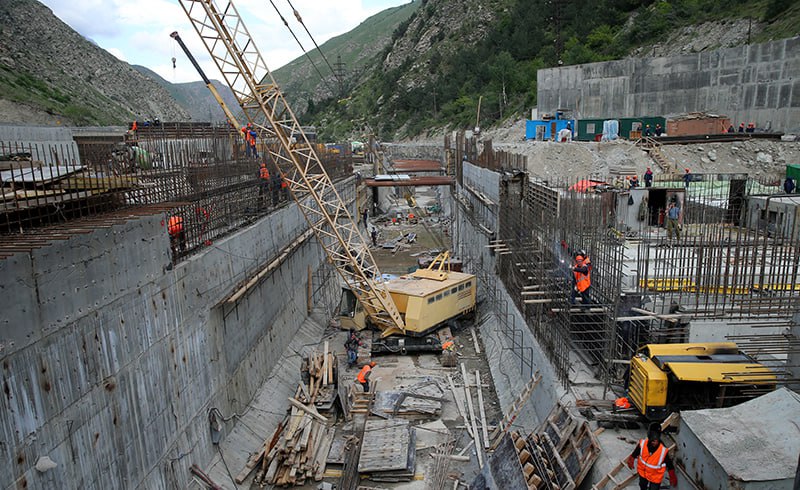 Минэнерго готовит предложения по поддержке строительства ГЭС Директор департамента развития электроэнергетики ведомства Андрей Максимов отметил что будет сформирована рабочая группа для координации этой работы Для координации работы будет создана рабочая группа Реализация стратегических планов развития требует консолидации усилий всех заинтересованных сторон Минэнерго готово организовать и скоординировать эту работу Для этого в ближайшее время будет сформирована рабочая группа в подготовке предложений по государственной поддержке строительства ГЭС и ГАЭС отметил Максимов В состав группы войдут руководители и специалисты ведущих гидроэнергетических компаний представители ассоциации Гидроэнергетика России и Совета рынка а также Системного оператора и других организаций geonrgru YouTube sponsr ru