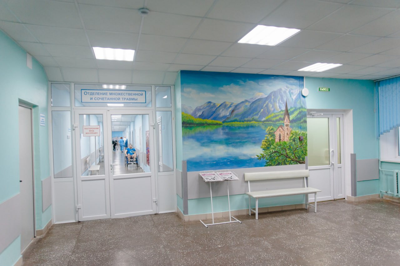 В Центре травматологии, ортопедии и нейрохирургии спасли 36-летнюю жительницу Верхнекамского района, пострадавшую от укуса гадюки. Это произошло в конце мая на даче. Женщина не заметила змею в огороде и получила укус в ногу. — Вдруг я ощутила невыносимую, жгучую боль, увидела уползающую змею. Меня госпитализировали в больницу, а через несколько дней, в результате ухудшения состояния, я оказалась в Центре травматологии. Нога была вся синяя, отек настолько сильный, что доходил до живота. К тому же, у меня сильно упал гемоглобин. Здесь врачи подкорректировали лечение – уколы, капельницы. На сегодняшний день мне лучше, но какое-то время придется ходить на костылях, потому что нога до конца пока не сгибается, — поделилась пациентка в день выписки. Токсическое действие яда было серьезным, но своевременное лечение помогло, пояснил заведующий отделением Николай Гарькавый. Это третий случай укусов змей в регионе с начала мая. Врачи советуют носить резиновые сапоги при работе на участке.