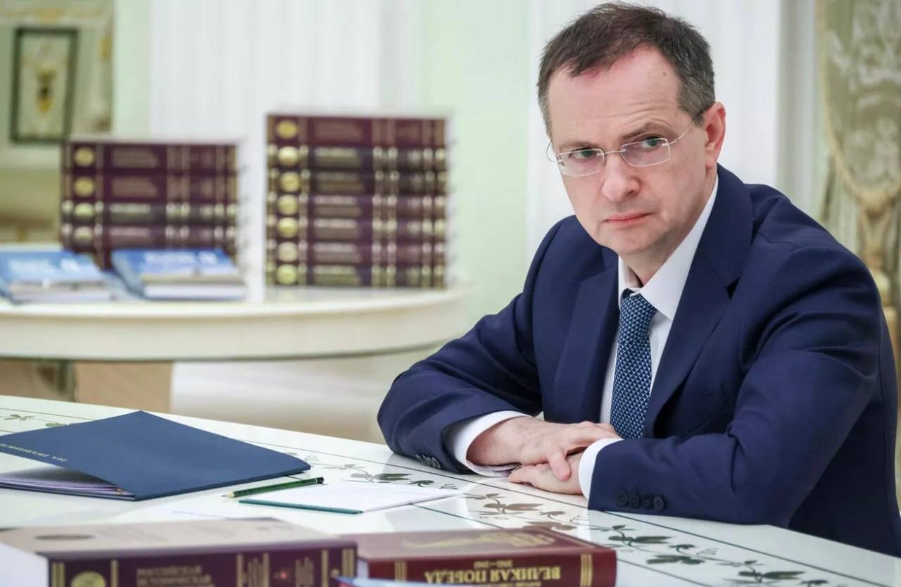 Заявления помощника президента России Владимира Мединского в недавнем интервью:   Историческая судьба РФ и Украины едина, страны составляют один народ, поэтому Российское военно-историческое общество не создает отдельного контента для украинских детей.   На Украине действует жесточайшая цензура, она приводит к риску расправ над школьниками, изучающими российский исторический контент.   Недооценка роли российского прошлого в странах СНГ является политтехнологией, историческая реальность говорит о положительной роли РФ.    РФ предлагает странам СНГ быть честными перед собой и своей историей, не оказывает на них давление, диалог между государствами строится исключительно на взаимоуважении.   Новые учебники по обществознанию с 9-й по 11-й класс готовы, на данный момент ведется их редактирование и доработка.