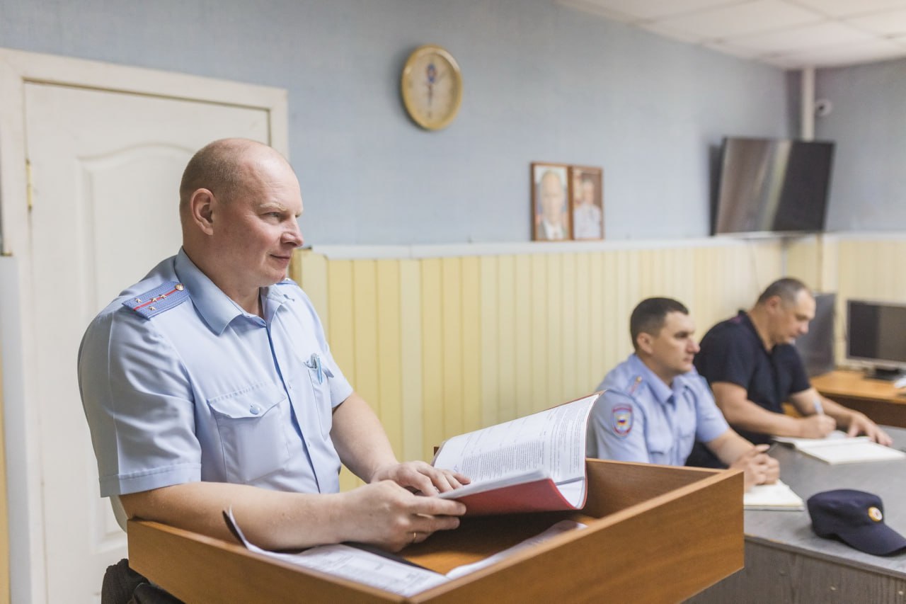 В Костроме высоко оценили работу патрульно-постовой службы полиции В рамках акции «Гражданский мониторинг» член Общественного Совета при региональном УМВД Игорь Курилов проверил работу нарядов и организацию контроля за несением службы Вместе с заместителем командира отдельного батальона ППС Сергеем Потаповым общественник убедился в готовности к решению поставленных задач Сотрудники ППС продемонстрировали высокий уровень подготовки и навыки владения боевыми приемами борьбы. Игорь Курилов вместе с полицейскими прошел по маршруту патрулирования, уточнил оперативную обстановку и узнал, с какими правонарушениями и преступлениями чаще всего приходится сталкиваться сотрудникам ППС Игорь Курилов подчеркнул роль отдельного батальона патрульно-постовой УМВД России по г. Костроме в поддержании общественного порядка и безопасности на улицах города Проект «Гражданский мониторинг» реализуется Общественным советом дает возможность общественникам ознакомиться с работой полиции #мвдкострома #общественныйСовет