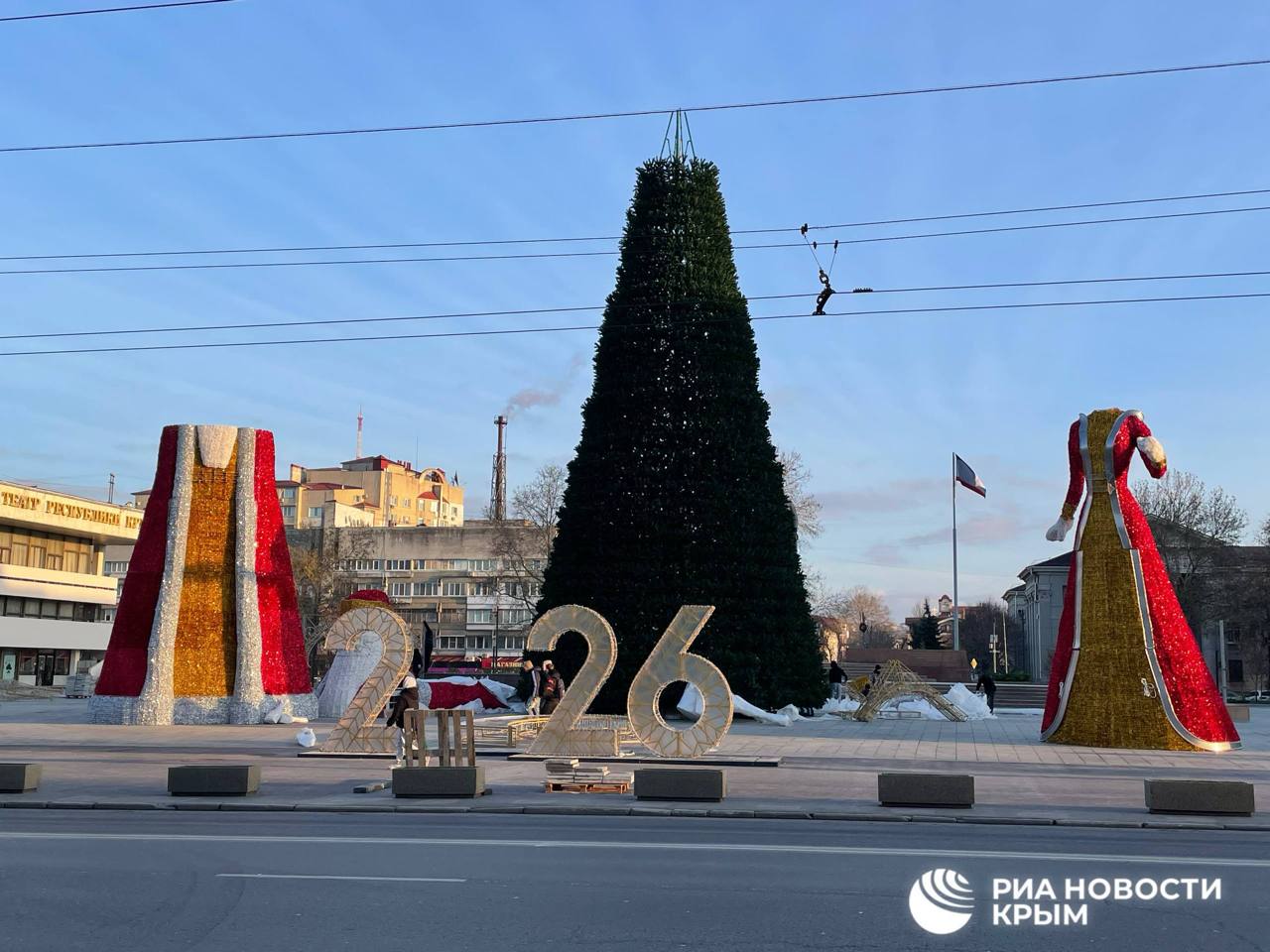 Огромные Дед Мороз и Снегурочка подарок меценатов Симферополю Об этом РИА Новости Крым рассказали в администрации крымской столицы Правда есть один нюанс гигантские фигуры пока без головы Переживать и пугаться ночью не стоит верхняя часть тела у сказочных персонажей обязательно появится Но немного позже Рабочие продолжают установку десятиметровых фигур как и монтаж главной елки города Кстати зеленая красавица в Симферополе тоже новая Ее высота 23 метра Новые украшения приобретены за внебюджетные средства при поддержке социально ориентированного делового сообщества Симферополя Работы в процессе уточнили в администрации 7 8 9 0 Подписаться на РИА Новости Крым в Telegram MAX VK