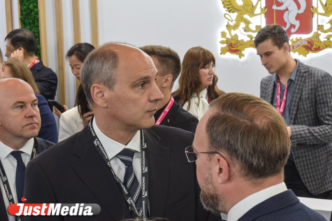 Денис Паслер принял решение изъять полномочия в сфере обращения с твердыми коммунальными отходами ТКО у министерства энергетики и ЖКХ региона и передать их министерству природных ресурсов и экологии. Вместе с полномочиями в минприроды переходят замминистра Егор Свалов и его команда. Министр природы Денис Мамонтов после выборов губернатора, с большой долей вероятности, лишится поста. Кандидатура нового министра пока обсуждается.