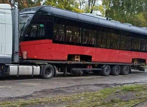 Городские новости Новосибирск 17 сентября Новосибирск получил первый модернизированный трамвайный кузов из партии 2025 года Два десятка таких обновленных красно черных трамваев появились в городе в прошлом году в нынешнем поставки продолжились О поступлении первого нового кузова сообщил мэр Максим Кудрявцев в соцсетях Он напомнил что по контракту 2025 года в Новосибирск должны привезти девять модернизированных вагончиков Благодаря этому будет полностью укомплектован самый нагруженный и длинный маршрут 13 по которому и ходят поставленные год назад трамваи Также ими дополнят другие направления правобережья Оставшиеся кузова поступят до декабря к Новому году все они должны выйти на линию Продолжаем программу модернизации подвижного состава совместно с предприятием БКМ Сибирь Для обновления используются современные модели Т701 На имеющуюся ходовую часть устанавливаются новые кузова такой подход позволяет проводить модернизацию значительно дешевле чем приобретение новых вагонов пишет градоначальник Новосибирск трамвай поставка Затрамвай Фото Максима Кудрявцева