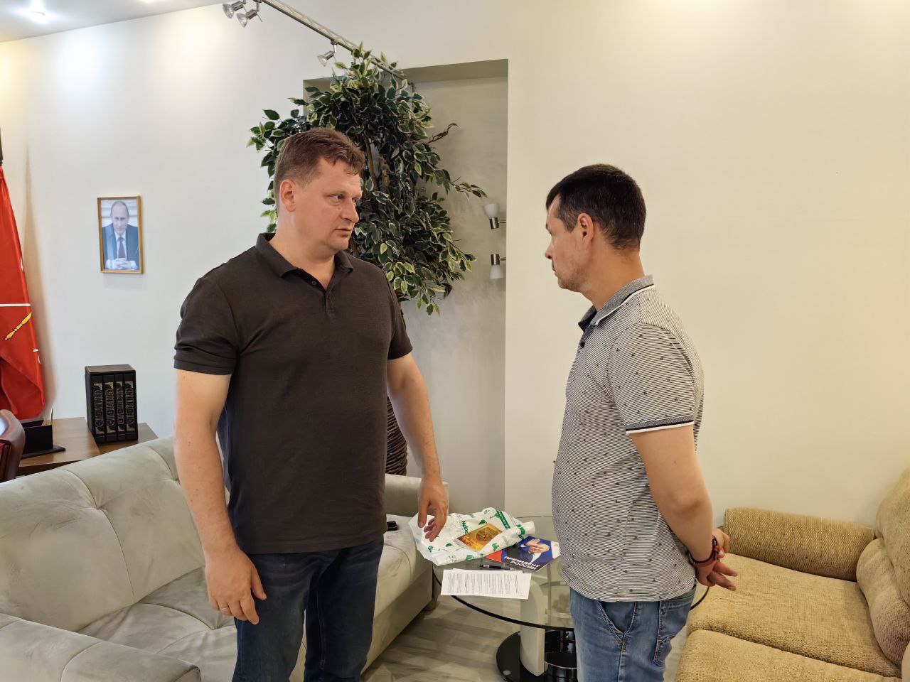 Руководитель исполкома Санкт-Петербургского регионального отделения «Единой России» Александр Серавин провёл встречу с Андреем Ахуткиным — заместителем директора по учебно-воспитательной работе школы № 215 Фрунзенского района, победителем Конкурса поддержки гражданских инициатив 2024 года в номинации «Лучшая местная инициатива». Признанный одним из лучших проект «Юнармия в движении» направлен на развитие военно-патриотического направления в образовательном учреждении. «Деятельность юнармейского отряда представляет собой возрождение русской боевой традиции, развитие творческого потенциала подростков — как юношей, так и девушек», — отметил Андрей Ахуткин. Александр Серавин подчеркнул важность проекта и отметил, что региональное отделение партии будет оказывать содействие в его реализации. Всероссийский конкурс поддержки гражданских инициатив проводит Центральный совет сторонников партии. Лучшие проекты получают финансовую поддержку, консультации наставников из числа депутатов и сторонников «Единой России», информационное сопровождение. #СторонникиЕР #СторонникиЕРСПб