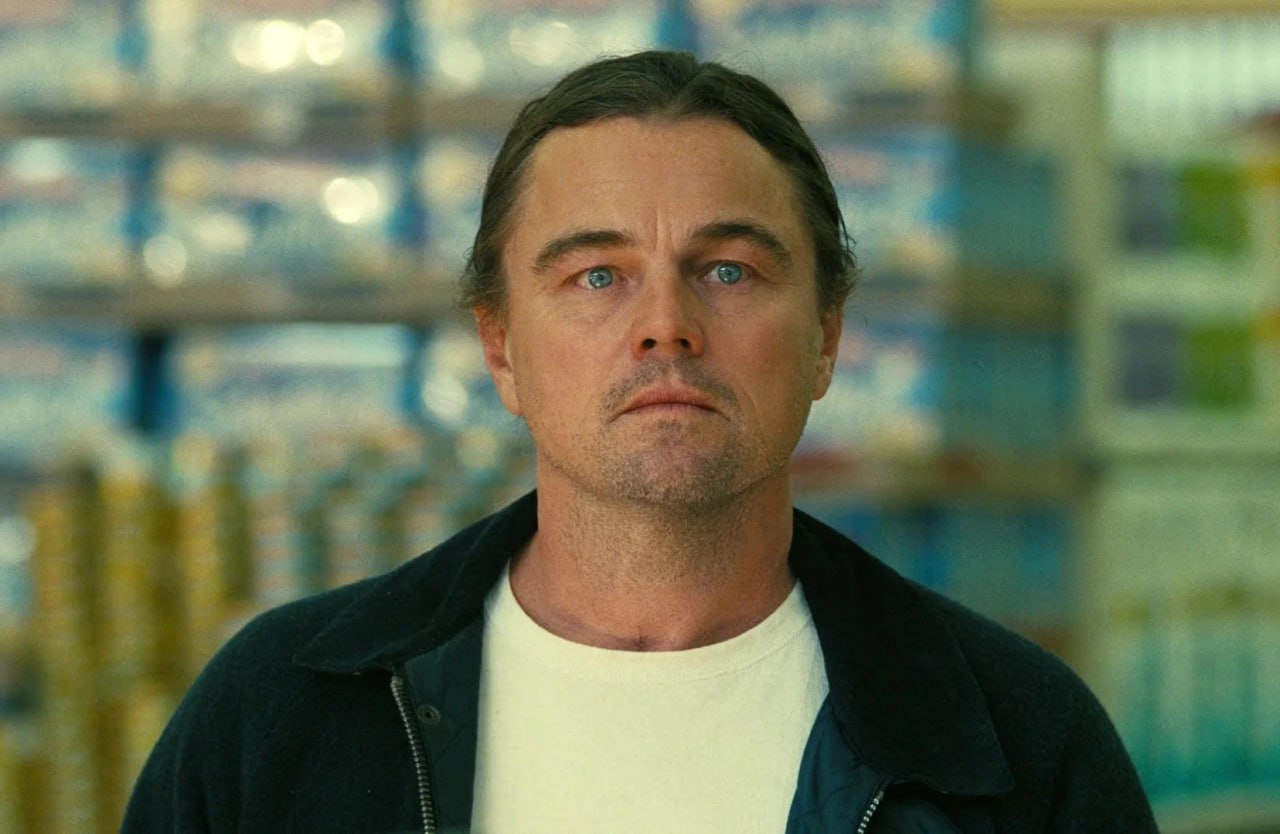 Битва за битвой и Новая волна вошли в десятку лучших фильмов года по версии Cahiers du cinéma одного из самых известных и авторитетных журналов о кино в мире Первое место в топе занял документальный фильм Дни одиночества Альберта Серры В тройку лидеров также включили Битву за битвой Пола Томаса Андерсона и драму Да Надава Лапида Редакция Cahiers du cinéma принимала в расчет фильмы которые вышли во французский прокат в 2025 году Полностью десятка лучших по версии издания кинокартин выглядит так 1 Дни одиночества Afternoons of Solitude 2 Битва за битвой One Battle After Another 3 Да Yes 4 Секретный агент The Secret Agent 5 Я отдыхаю только во время шторма I Only Rest in the Storm 6 Авантюра The Adventure 7 7 прогулок с Марком Брауном 7 Walks with Mark Brown 8 Новая волна Nouvelle Vague 9 Дрейфующий Лоран Drifting Laurent 10 Отражения 3 Mirrors No 3 Кинопоиск Новости