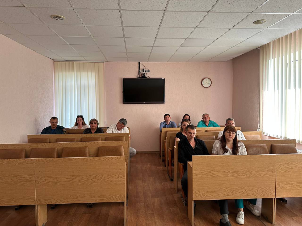 В Администрации городского округа состоялось заседание антитеррористической комиссии под руководством Главы. В обсуждении приняли участие представители Администрации, силовых структур и руководители отделов жизнеобеспечения. Основной темой стали меры по усилению безопасности в округе. Особое внимание было уделено мониторингу факторов, влияющих на ситуацию с противодействием терроризму. Уважаемые жители! Будьте бдительны и соблюдайте правила антитеррористической безопасности: Обращайте внимание на подозрительных незнакомцев, изучающих объекты инфраструктуры. Замечайте фото- и видеосъемку, составление планов объектов. Обращайте внимание на странное поведение на массовых мероприятиях. Не допускайте проникновения посторонних в подвалы и на чердаки. Не берите посылки и пакеты от незнакомцев. При обнаружении бесхозных предметов или подозрительных лиц немедленно сообщите: МЧС – 101 Полиция – 102 Ваше сообщение – важный вклад в борьбу с терроризмом и защиту нашего общего дома!